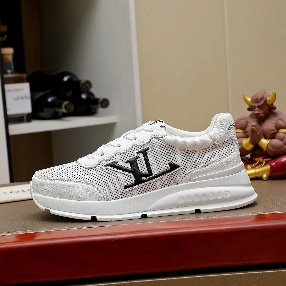 Ex-factory price: 440¥🌹🌹[LV Louis Vuitton] new low-top casual men's shoes. A must-have for fashionable men, new products are released in Hong Kong counters [strong], big-name style, European and American masters strongly create unique styles, comfortable on the feet, super soft outsole, super wear-resistant. Gives people a strong visual impact. Material: imported first-layer cowhide leather upper ➕rubber non-slip outsole, rubber graphics matching, 38 to 44